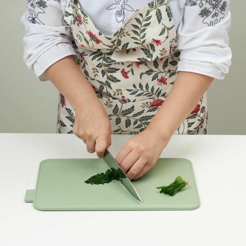 잘 데친 시금치는 잎만 잘라 잘게 다지고, 삶은 소고기도 잘게 다져요.