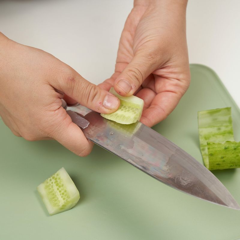 오이는 굵은 소금으로 문질러 씻어 흐르는 물에 씻고, 껍질을 벗긴 다음 씨를 도려내고 잘게 다져주세요.
*Tip. 오이는 알레르기 유발 위험이 높은 채소라서, 처음 사용하기 시작할 때는 조심해서 사용해야 합니다. 알레르기를 일으킬 수 있는 껍질은 깎고 씨는 도려내서 먹이세요.