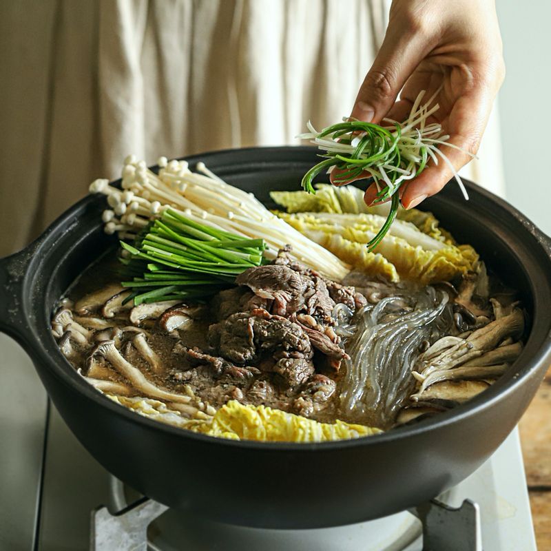 쇠고기가 반쯤 익으면 대파 채와 부추와 팽이버섯을 올리고 한소끔 끓인 후 맛있게 즐겨주세요.
(tip 부족한 간은 구운 소금을 가감해서 간을 맞혀주세요.)