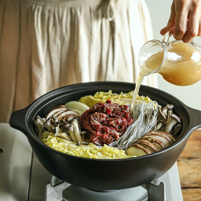 다시마 육수와 국물 양념 재료를 넣어 끓여주세요.
(tip 쇠고기가 뭉치지 않게 풀고 끓이면서 생기는 거품을 걷어주세요.)