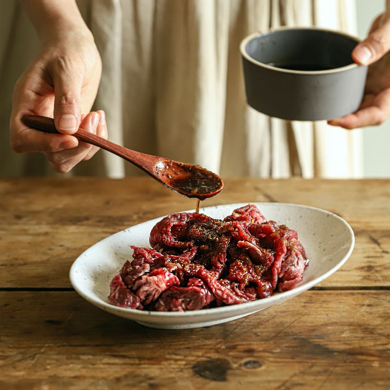 쇠고기는 고기 양념 재료를 넣어 10분 정도 밑간해 주세요.
(당면은 찬물에 담가 20분 정도 불려주세요.)