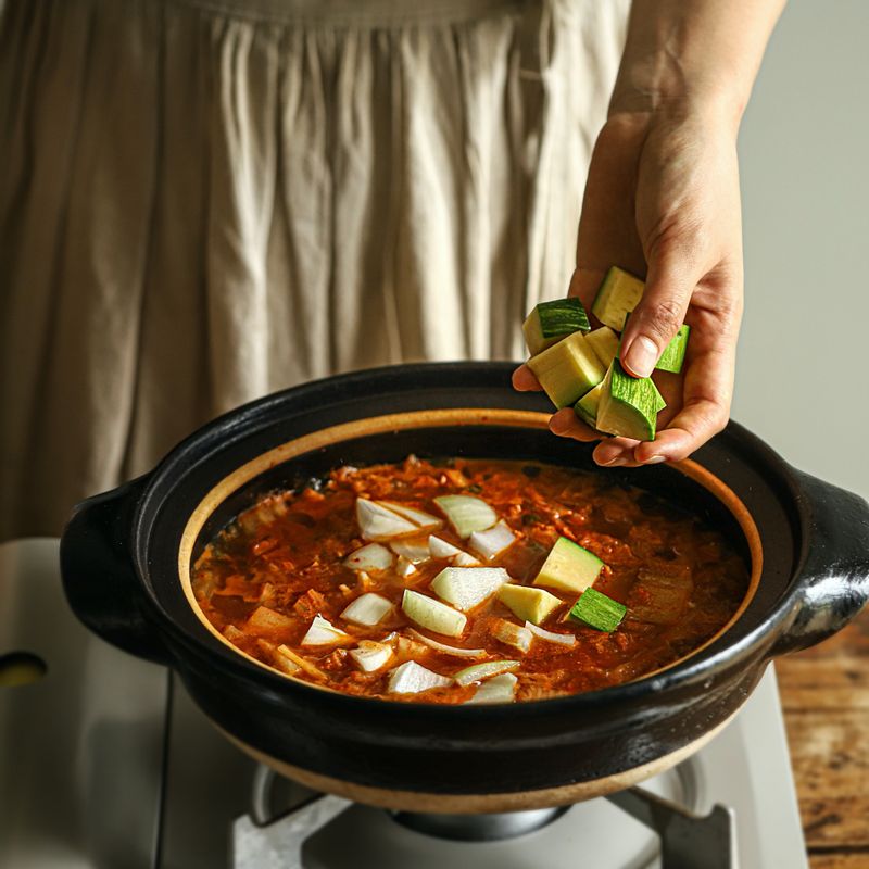무가 반쯤 익으면 애호박과 양파를 넣고 1분 정도 끓여주세요.