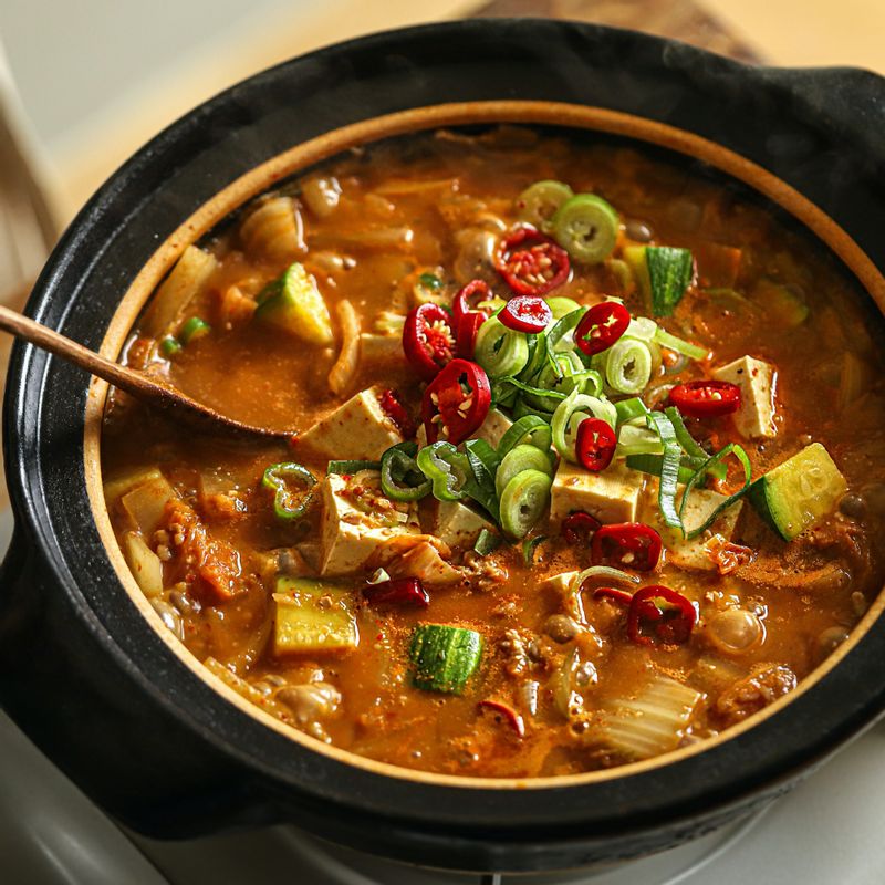 마지막에 홍고추와 대파를 넣고 한소끔 더 끓여 맛있게 즐겨주세요.