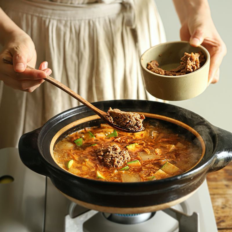 청국장과 양념 재료를 넣어 풀고 두부를 넣어 2분 정도 끓여주세요.
(tip 청국장은 마지막에 넣어 오래 끓이지 않는 것이 맛도 좋고 영양가 있는 청국장찌개를 만들 수 있답니다.)