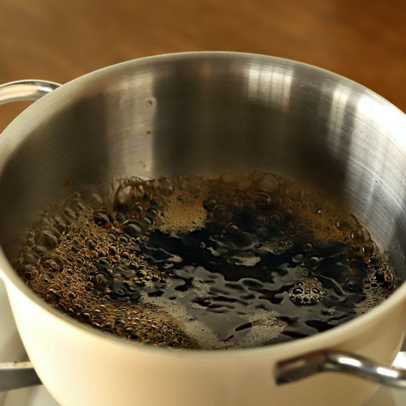 냄비에 물과 다시마를 넣고 끓이다가 다시마를 건져내고 양념 재료를 넣고 섞어주세요.