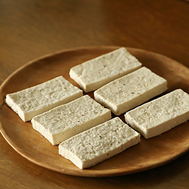 두부에 소금, 후춧가루를 뿌려 밑간하고 전분을 얇게 묻혀주세요.