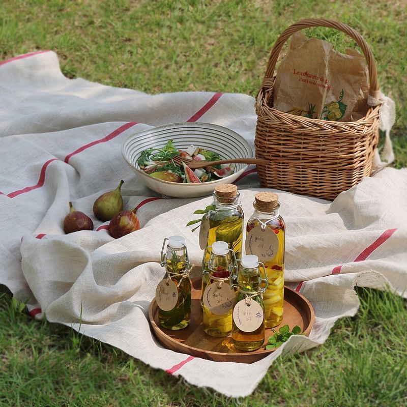 감자, 양파 등의 채소를 구울 때 허브오일이나 마늘오일을 활용하면 풍미를 더해줍니다.