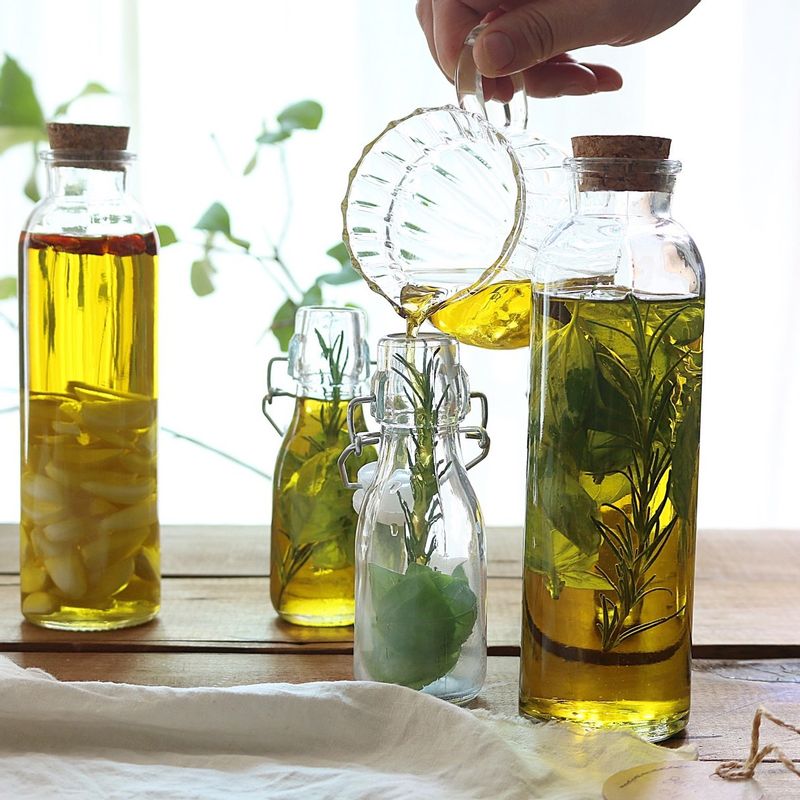 병에 재료가 잠길 정도의 올리브오일을 붓고 뚜껑을 닫아 서늘한 곳에서 2주 이상 우려냅니다.
보관 중에 하루에 한두 번씩 병을 흔들어주세요.