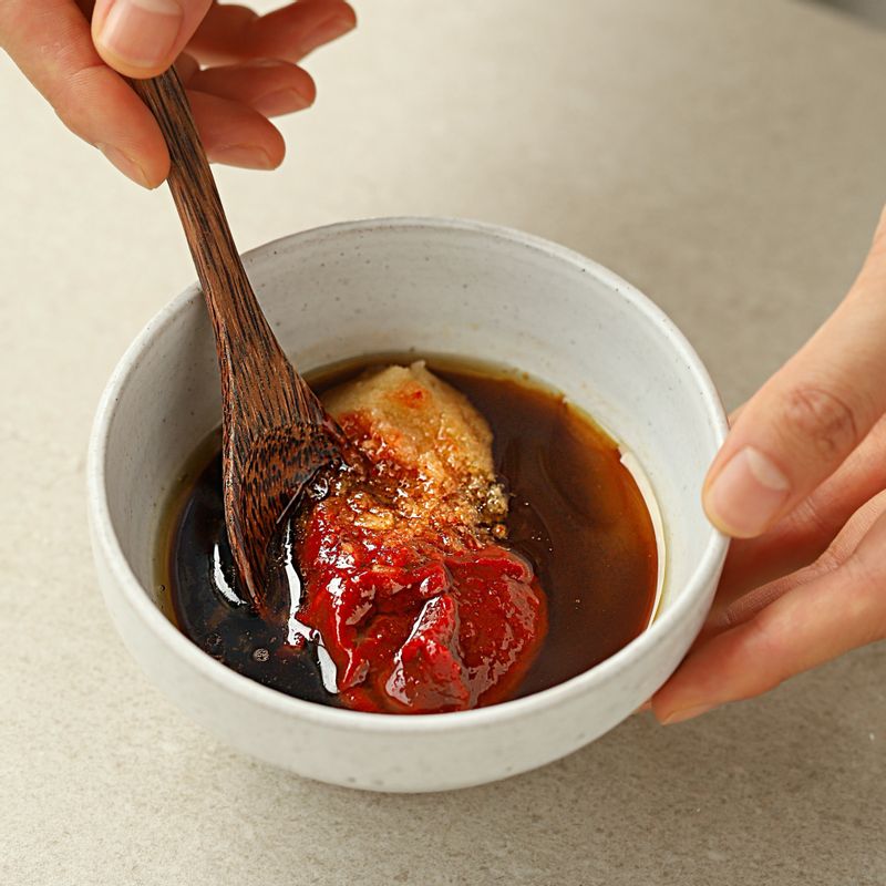 볼에 양념 소스를 넣고 섞어 양념장을 만들어주세요.