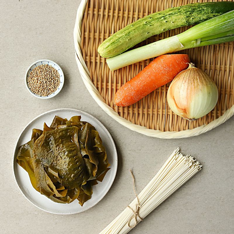 생미역 비빔국수을 위한 재료 이미지로 중면,생미역,오이,대파,양파 등으로 구성 되어있습니다.