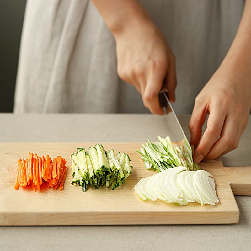 오이와 당근, 대파는 5cm 길이로 채를 썬 후 대파는 찬물에 담가 매운맛을 빼주세요. 양파는 가늘게 채를 썰어주세요.