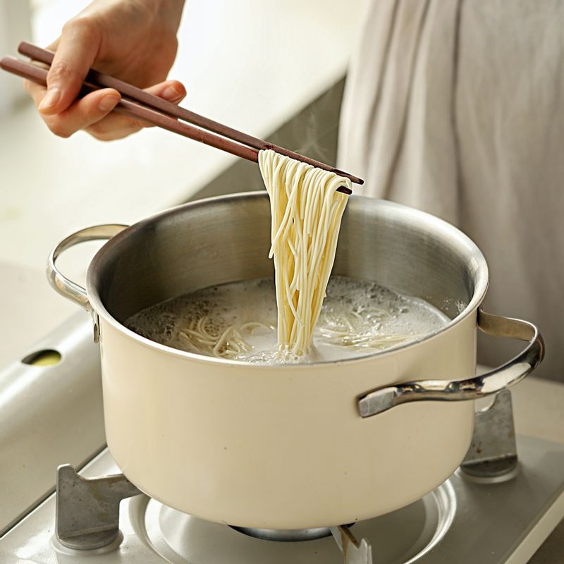끓는 물에 중면을 펼쳐 넣고 젓가락으로 저어 면끼리 달라붙지 않도록 저어주고 물이 끓어오르면 찬물 반 컵을 2~3번 정도 반복해서 부어 국수를 삶아주세요. 흐르는 찬물에 중면을 여러 번 씻어 전분기를 없애고 채반에 밭쳐 물기를 빼주세요.