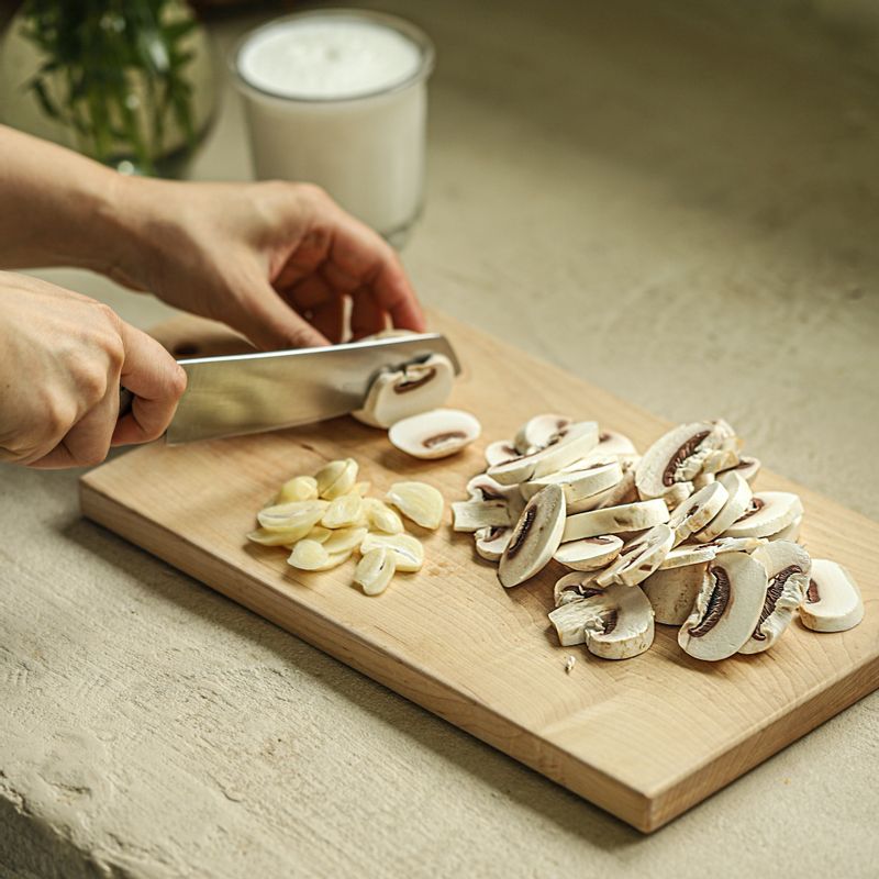 마늘은 편 썰고 양송이버섯은 슬라이스 해주세요. 닭가슴살은 두꺼운 부분을 포를 떠주세요.