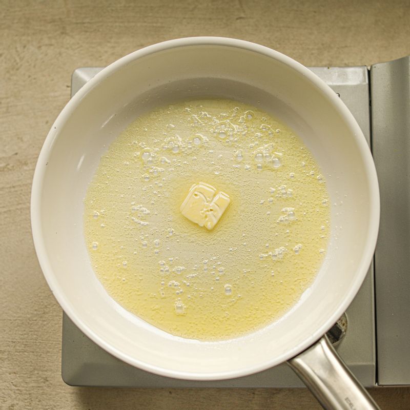 달군 팬에 버터 1큰술을 녹인 후 닭가슴살을 넣고 소금 후추로 간을 해 노릇하게 구워주세요.