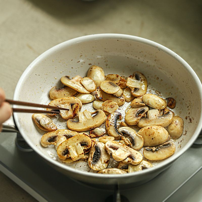 닭가슴살을 구운 팬에 버터 1큰술과 마늘을 넣고 볶다가 양송이를 넣고 볶아주세요.