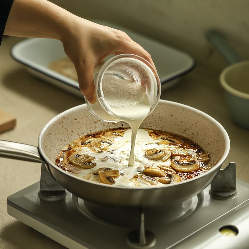 와인을 넣고 끓이다가 약불로 줄여 생크림을 넣어 저어가며 섞어주세요.
(부족한 간은 소금으로 해주세요)
(화이트 와인 또는 레드와인을 사용해주세요. 레드와인을 사용 할 경우 색이 좀 더 진해 질 수 있어요)