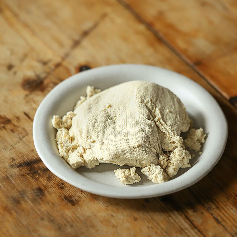 두부는 면 보자기에 감싸 물기를 꽉 짜주세요. 유부는 속을 벌려 준비해주세요.