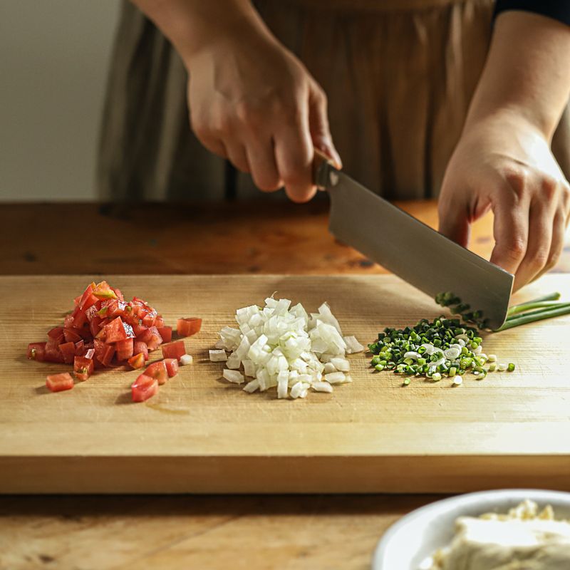 실파는 송송 썰어주세요. 토마토는 씨를 제거하고 큐브모양으로 썰어주세요. 양파는 다져주세요.