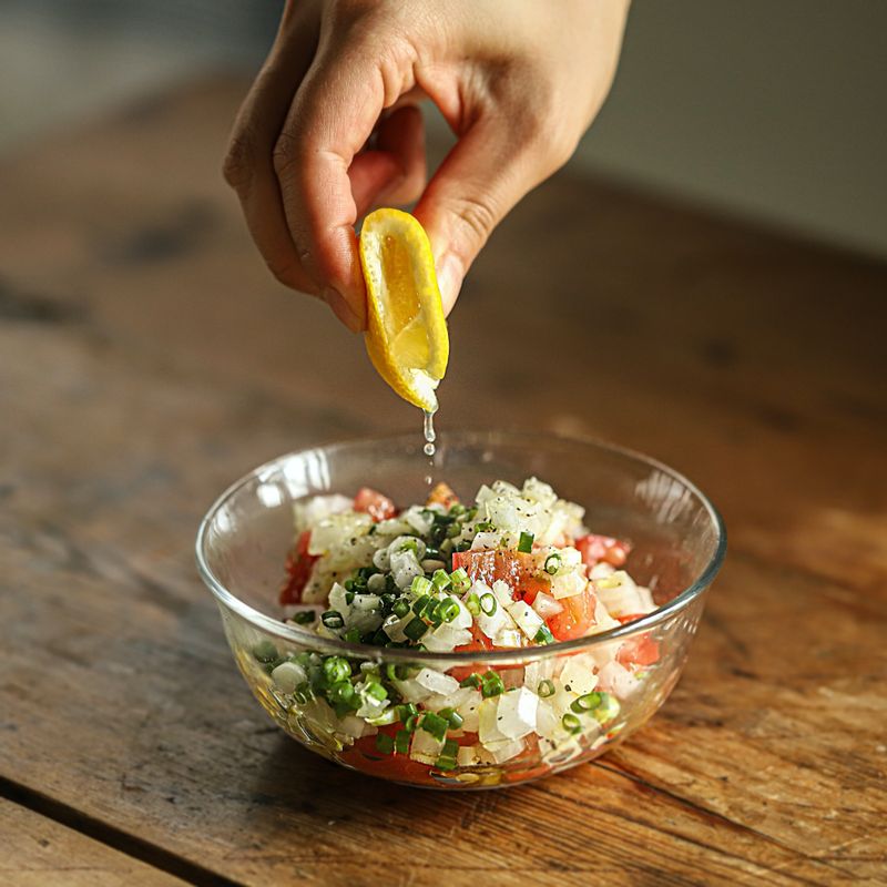 토마토와 양파, 실파에 토마토 양념 재료를 넣어 버무려주세요.