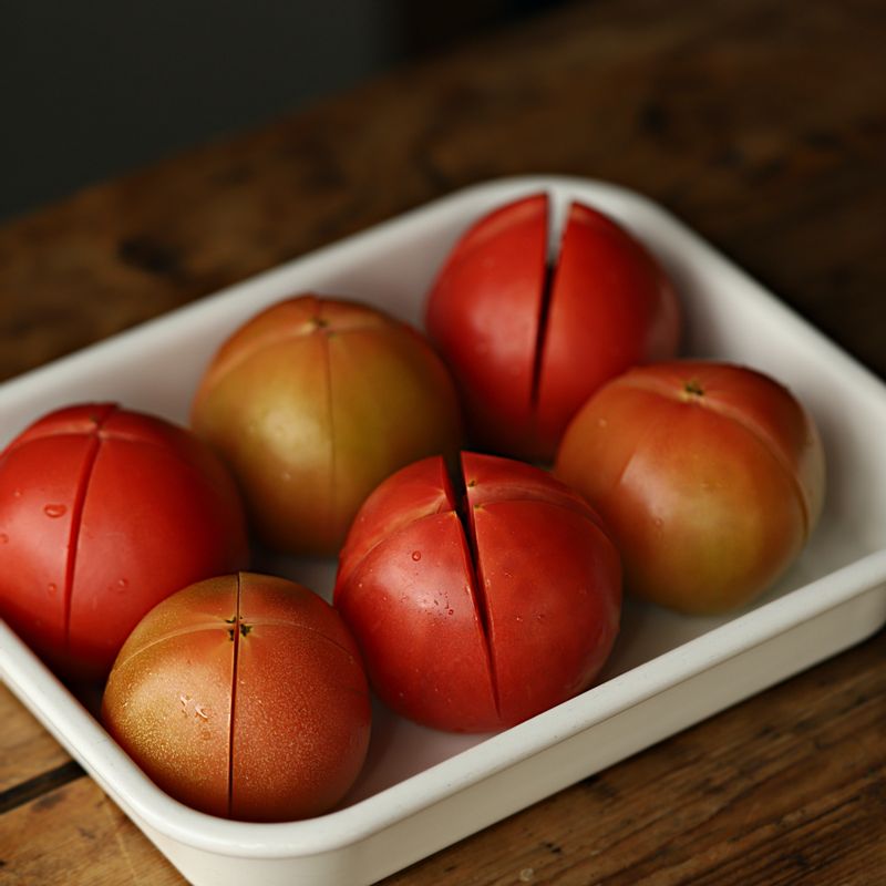 깨끗이 씻은 토마토에 칼집을 넣어 주세요.