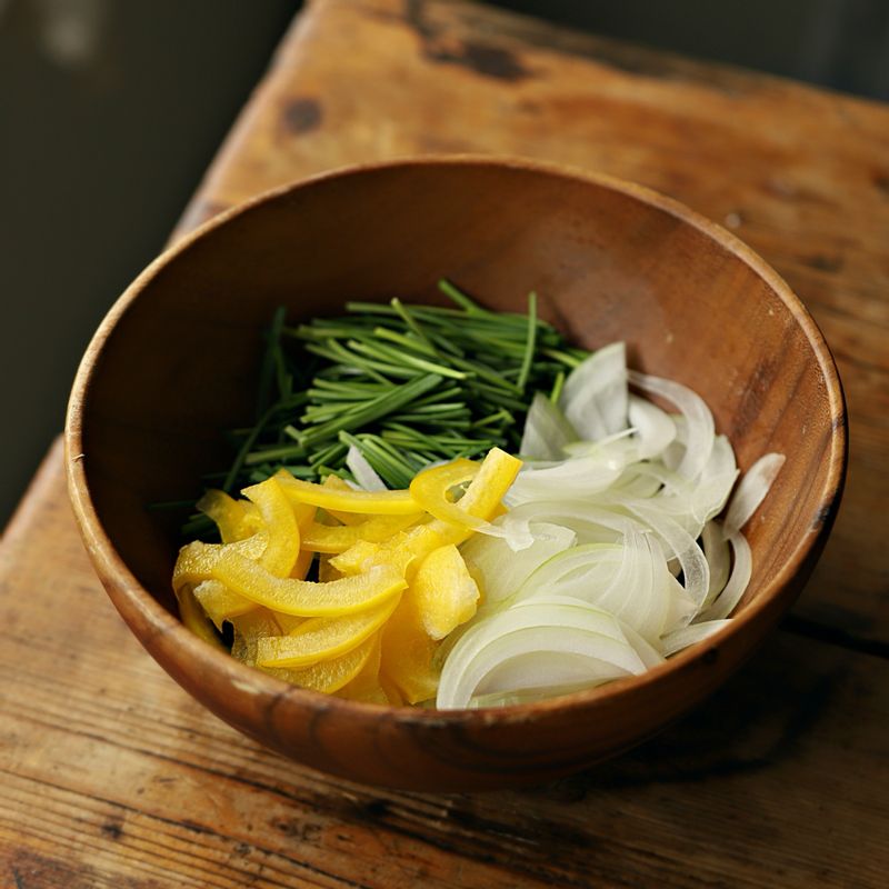 영양 부추는 4cm 길이로 잘라주세요. 양파와 파프리카는 얇게 채를 썰어주세요.