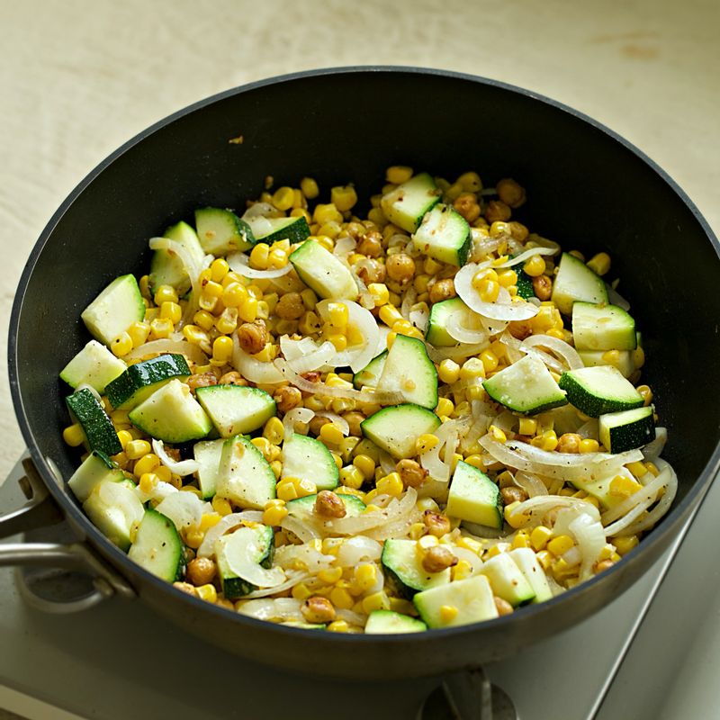 볶은 병아리콩에 다진 마늘과 생강, 양파, 옥수수를 넣고 볶다가 올리고당, 소금 후추로 간을 해주세요. 
(tip. 병아리콩은 6시간 불린 후 15분~20분 정도 삶아주세요)
(tip. 토핑용 옥수수는 따로 빼두세요)