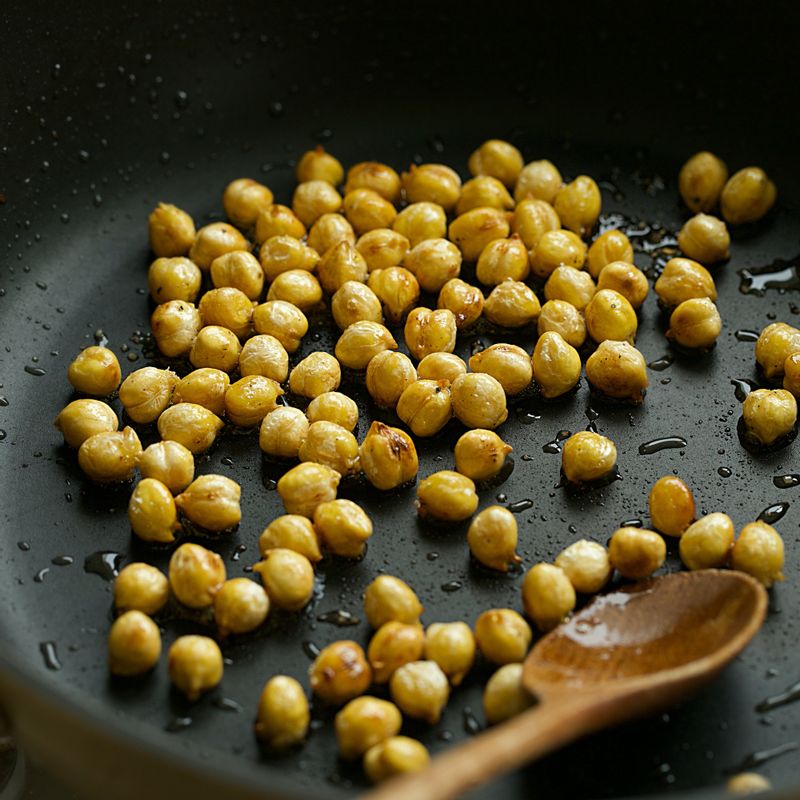 달군 팬에 올리브 오일을 두르고 병아리콩을 넣고 소금 후추로 간을 해 바삭하게 볶아주세요. 
(tip. 토핑용 병아리콩을 덜어주세요)