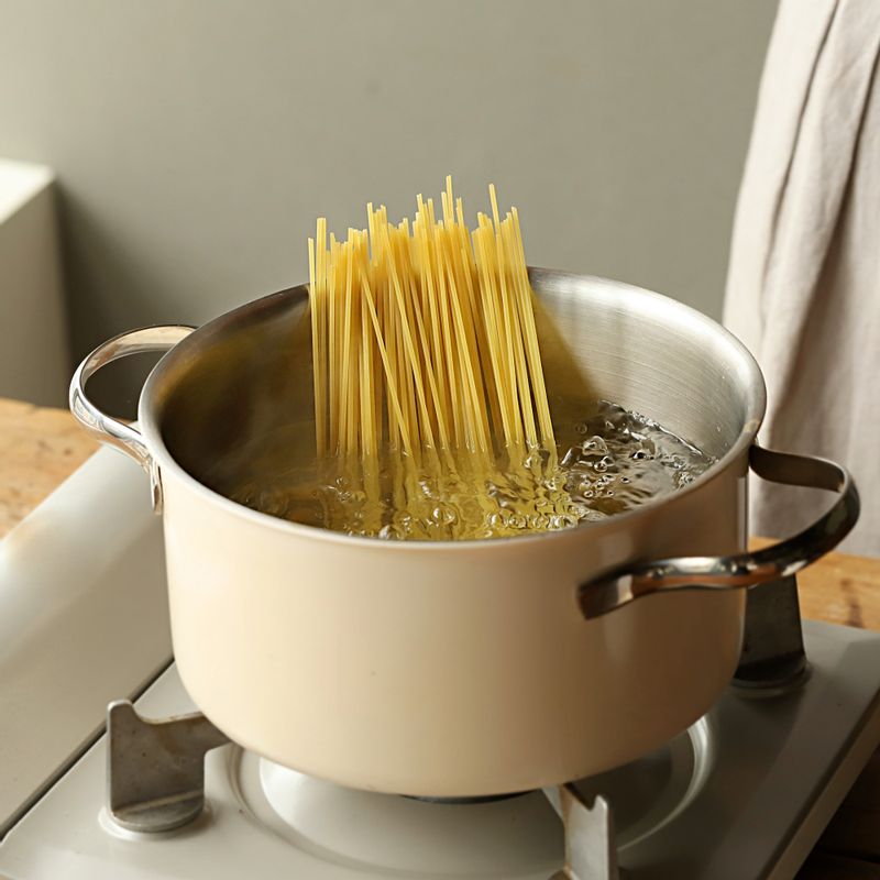 끓는 물에 약간의 소금과 스파게티 면을 넣어 6분 정도 삶은 후 체에 밭쳐 물기를 빼주세요. 면수는 1컵 정도 따로 덜어주세요.