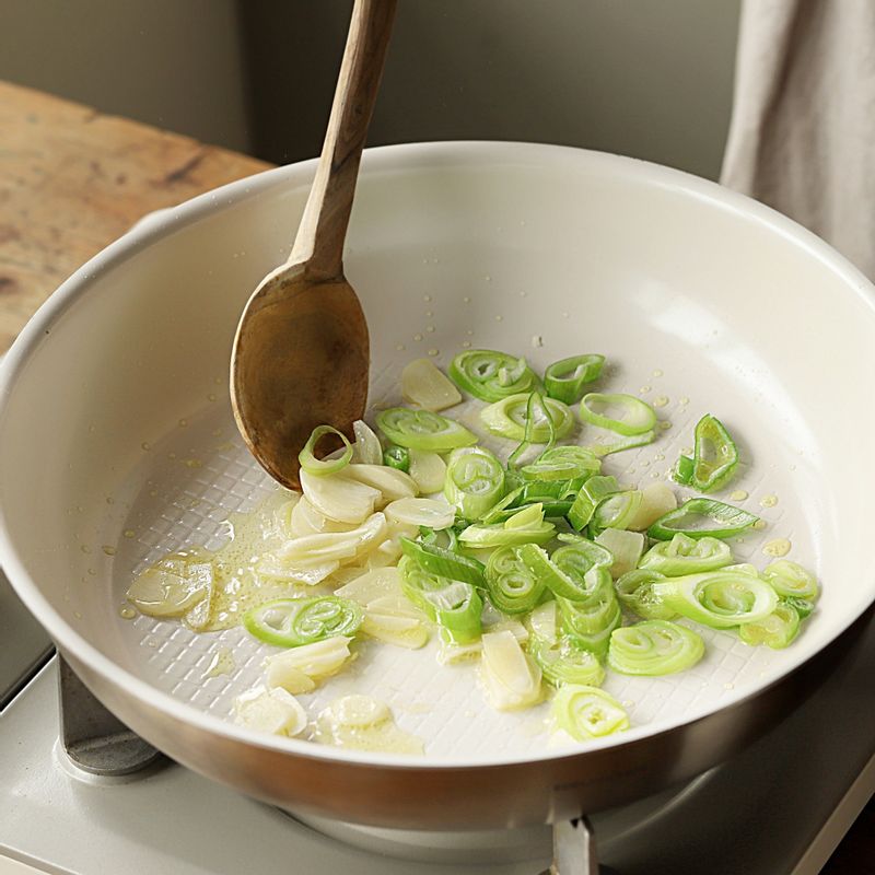달군 팬에 약간의 오일을 두른 후 마늘과 대파를 넣어 볶아주세요. 마늘이 노릇해지면 시금치, 그린 올리브, 페퍼론치노를 넣어 1분 정도 볶아주세요.