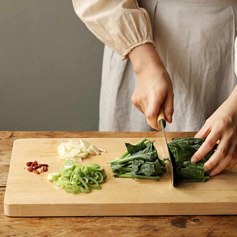 마늘은 편으로 썰고 대파는 어슷하게 썰어주세요. 시금치는 밑동을 제거한 후 먹기 좋은 크기로 잘라주세요. 페퍼론치노는 잘게 다져주세요.