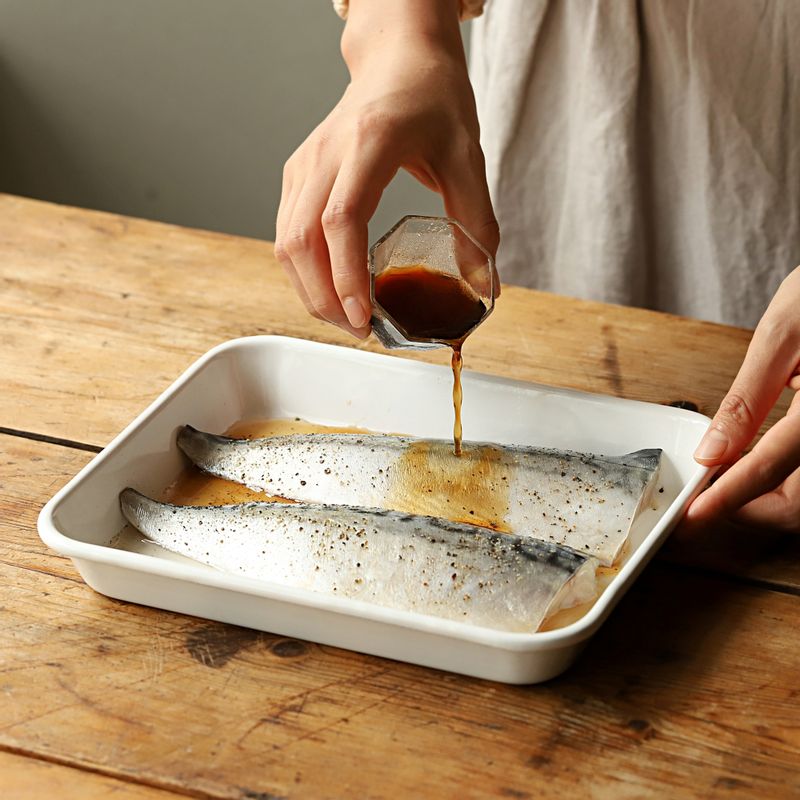 고등어는 밑간 재료에 10분 정도 재운 후 키친타월에 올려 물기를 제거해주세요.