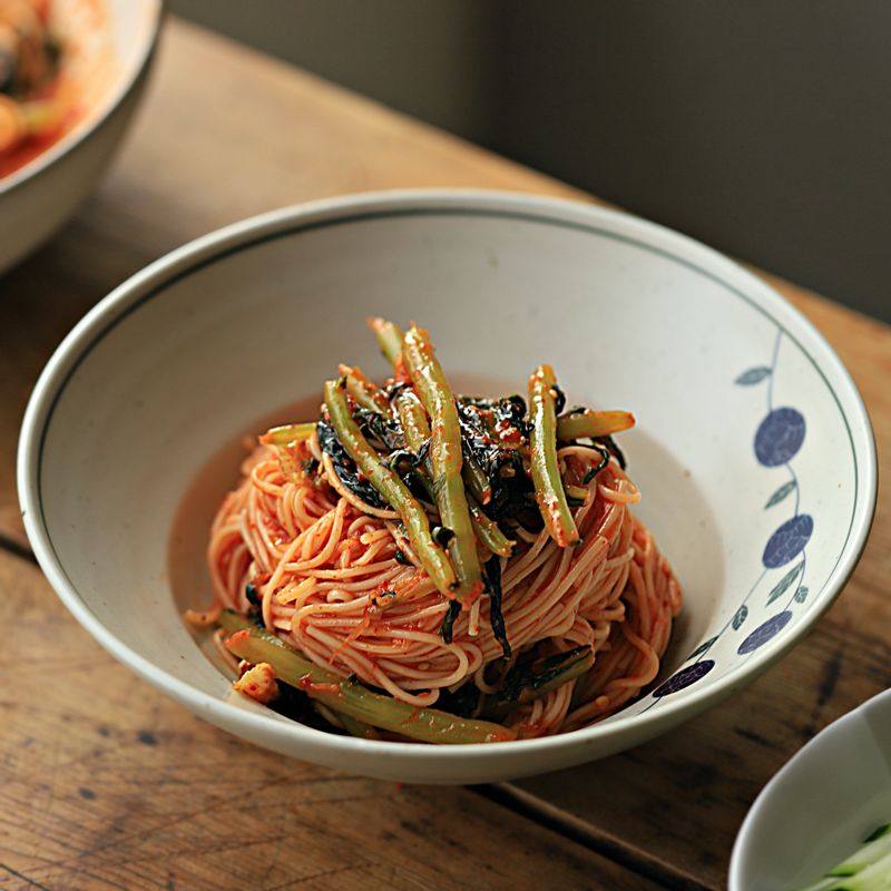 삶은 중면을 양념과 버무린 후 그릇에 담고 얼려둔 살얼음 육수를 자작하게 부어주세요.