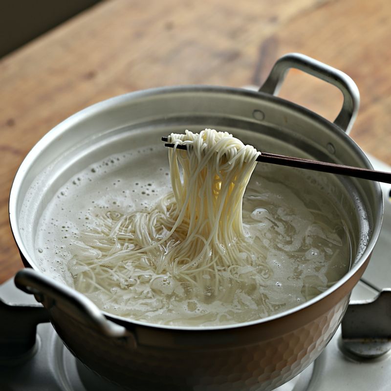 끓는 물에 중면을 펼쳐 넣고 젓가락으로 저어 면끼리 달라붙지 않도록 저어주고 물이 끓어오르면 찬물 반 컵을 3~4회 반복해서 부어 국수를 삶아주세요. 흐르는 찬물에 중면을 여러 번 씻어 전분기를 없애주세요.