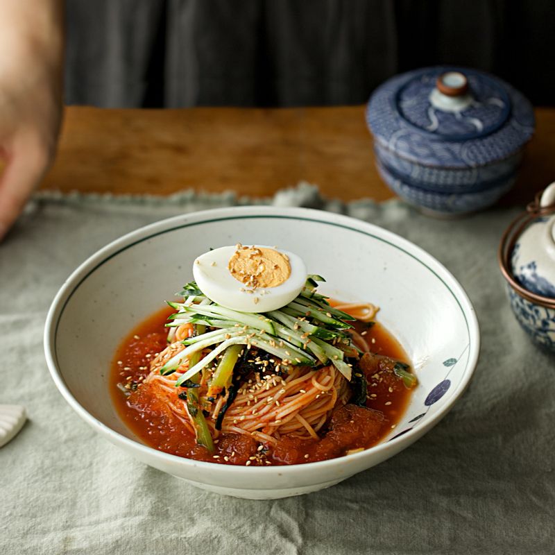 채썬 오이와 달걀을 올린 후 통깨를 뿌려 맛있게 즐겨주세요.