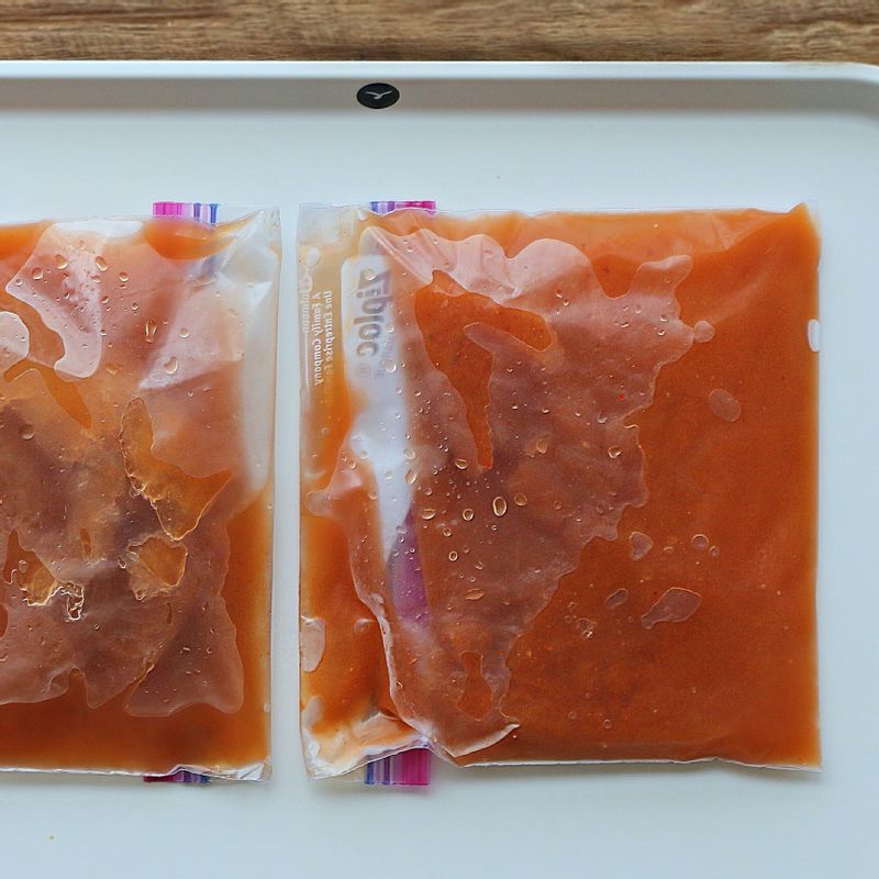 열무김치 국물과 생수를 섞은 후 지퍼백에 담아 살얼음이 생기도록 3시간 정도 미리 얼려주세요.