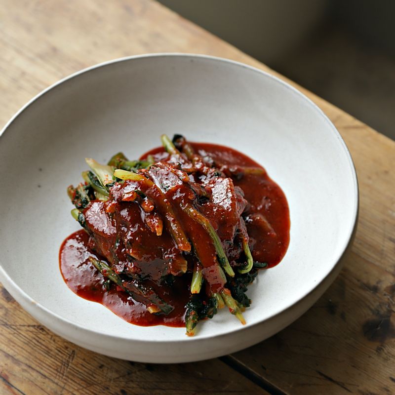 열무김치에 양념장 붓고 버무려 주세요.