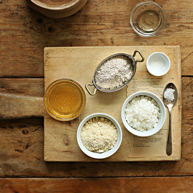 비건 코코넛 아몬드 쿠키을 위한 재료 이미지로 통밀가루,아몬드 가루,베이킹소다,조청 (아가베 시럽, 메이플시럽, 꿀 등으로 대체 가능),비정제 코코넛 오일 (포도씨유 등 액체 오일로 대체 가능) 등으로 구성 되어있습니다.