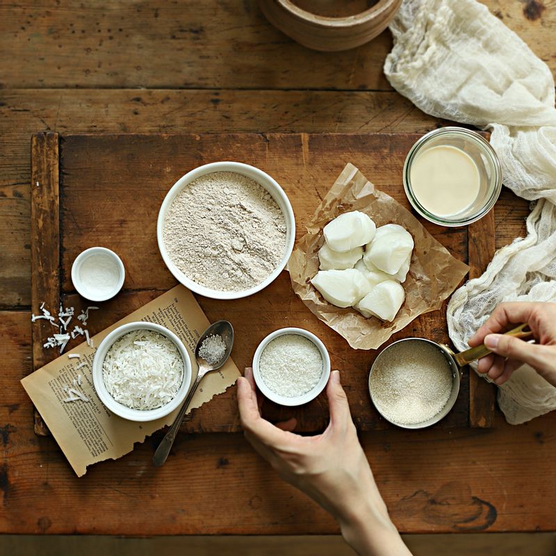 비건 플레인 화이트 스콘을 위한 재료 이미지로 통밀가루,코코넛 가루,황설탕,소금,베이킹파우더 등으로 구성 되어있습니다.