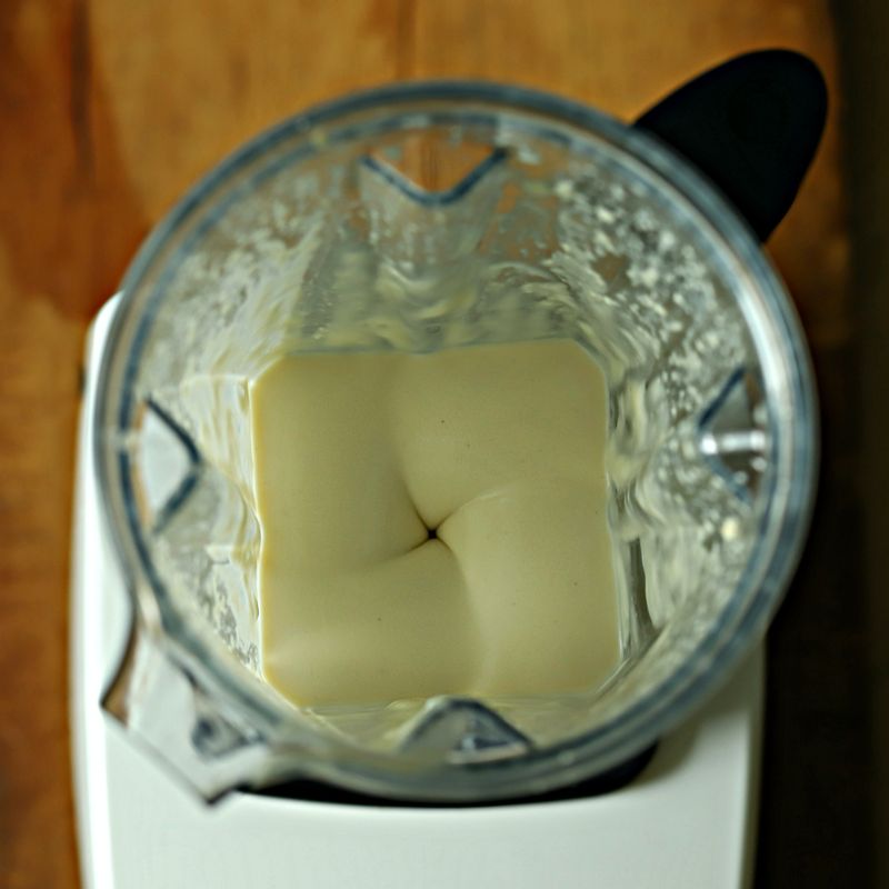 오일을 제외한 모든 재료를 믹서기에 넣고 곱게 갈아주세요.
(tip. 캐슈넛을 다른 재료와 함께 30분 정도 불리면 더 곱게 갈 수 있어요)
(tip. 뉴트리셔널 이스트란? 영양 효모로, 치즈, 견과류와 비슷한 맛이 나서 비건 요리에 자주 사용하는 재료에요.)