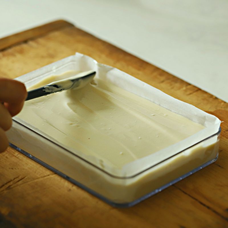 용기에 담아 냉장 또는 냉동실에서 굳혀 주세요.
( tip. 수증기가 맺힐 수 있으니 뚜껑을 연 상태로 굳혀 주세요)
( tip. 성능이 좋은 믹서기를 사용할수록 부드러운 질감의 버터를 만들 수 있어요)