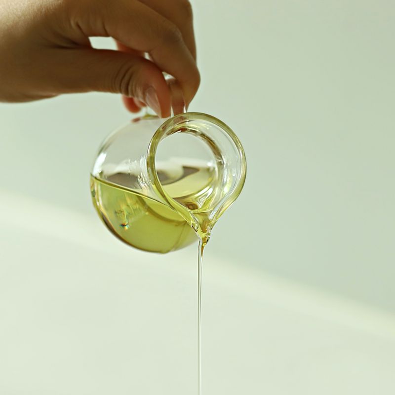 코코넛 오일과 포도씨 오일을 혼합해 조금씩 넣어가면서 약 1분간  갈아주세요.