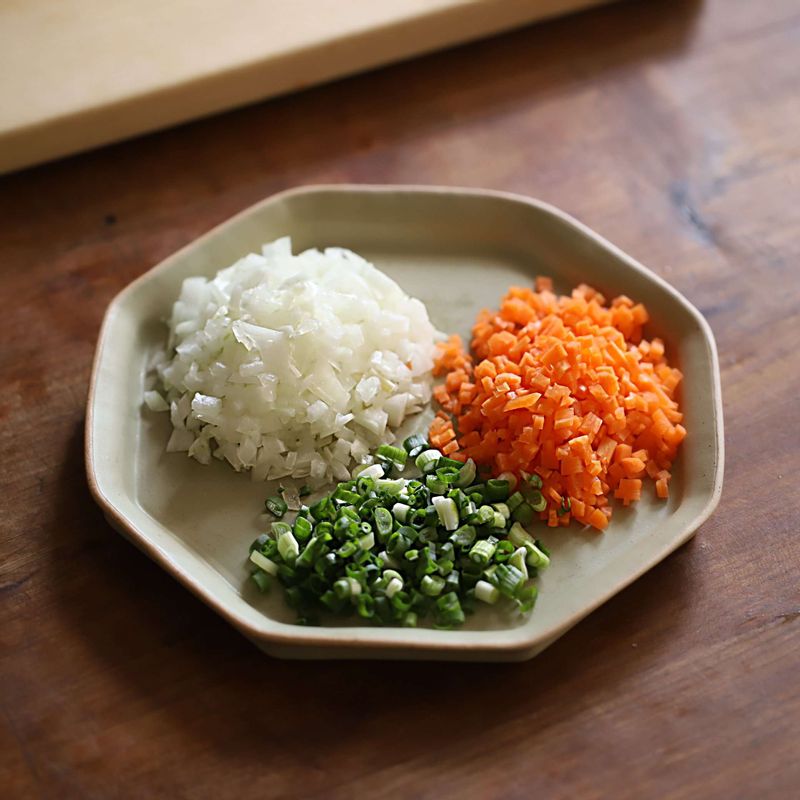 당근, 양파는 잘게 다지고 실파는 송송 썰어주세요.