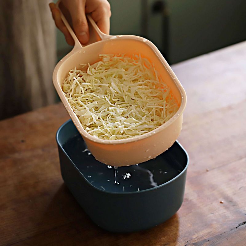 양배추는 가늘게 채를 썬 후 찬물에 담갔다가 물기를 제거해주세요.