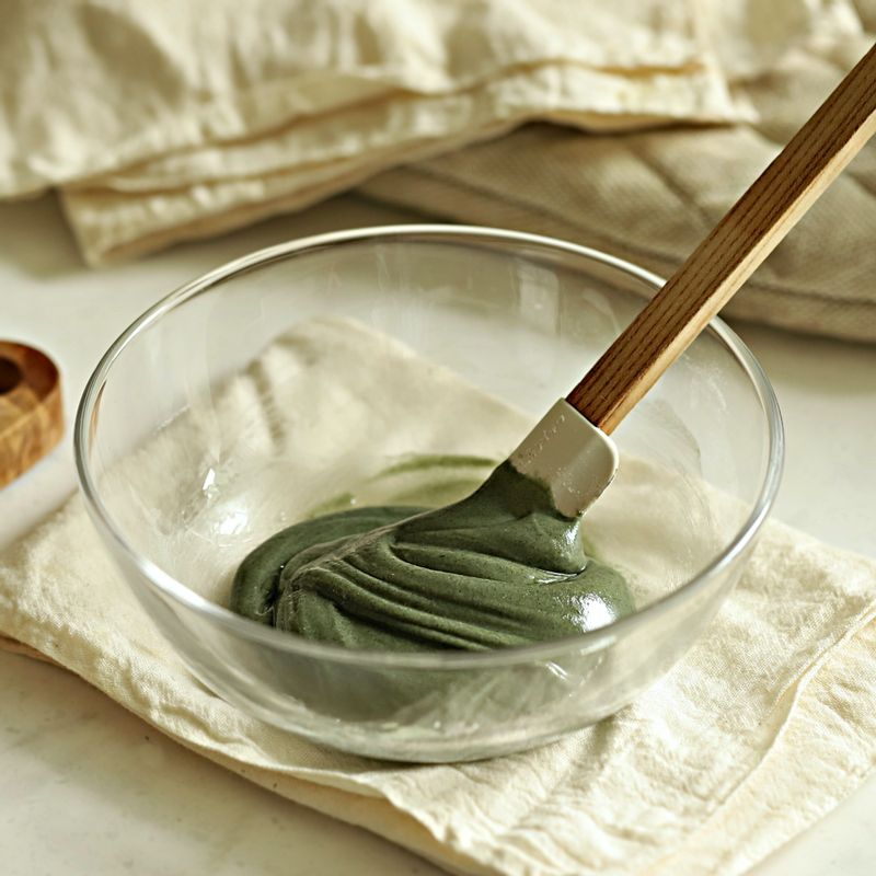 슈가파우더, 쑥 가루, 물을 잘 섞어주세요.
(tip. 알맞은 농도가 될 때까지 물을 소량씩 추가해 주세요)