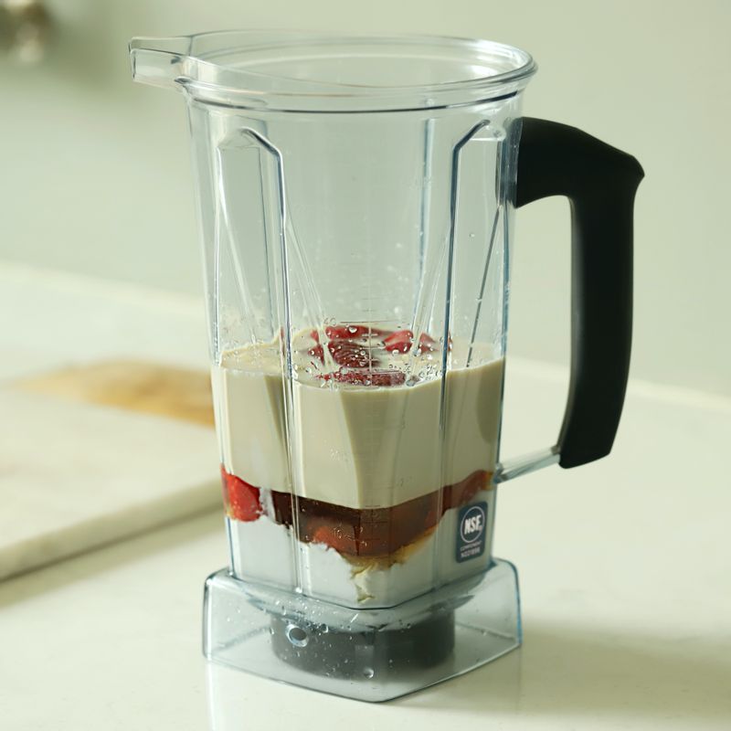 코코넛 크림, 냉동 딸기, 완숙 바나나, 아가베 시럽, 두유, 레몬즙을 믹서기로 곱게 갈아주세요.