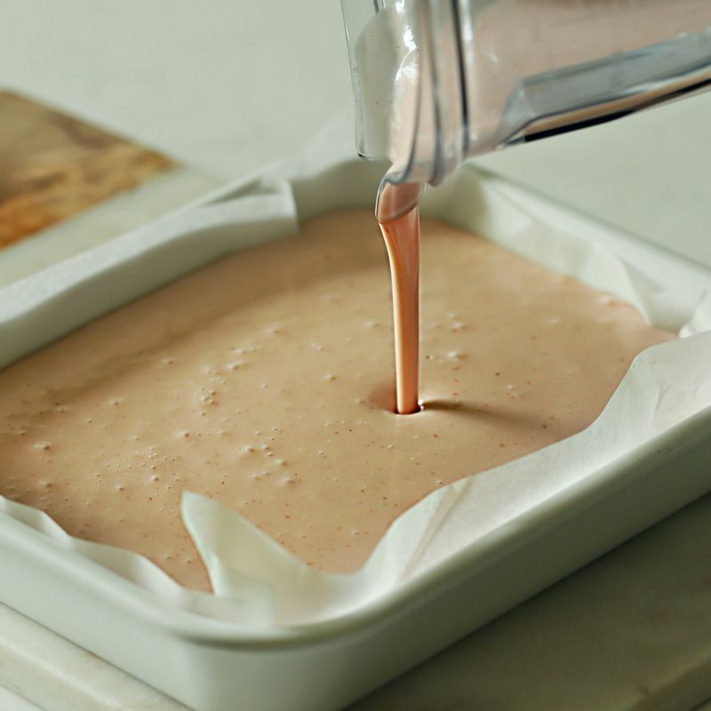 6시간 이상 얼린 후 큐브 모양으로 썰어 푸드프로세서로 곱게 갈아주세요.
(tip. 아이스크림 메이커가 있다면 더욱 간편하게 만들 수 있어요.)