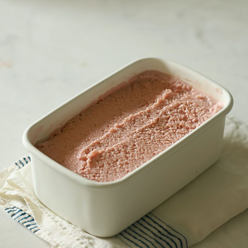 용기에 담아 냉동실에서 6시간 정도 얼려 주세요.