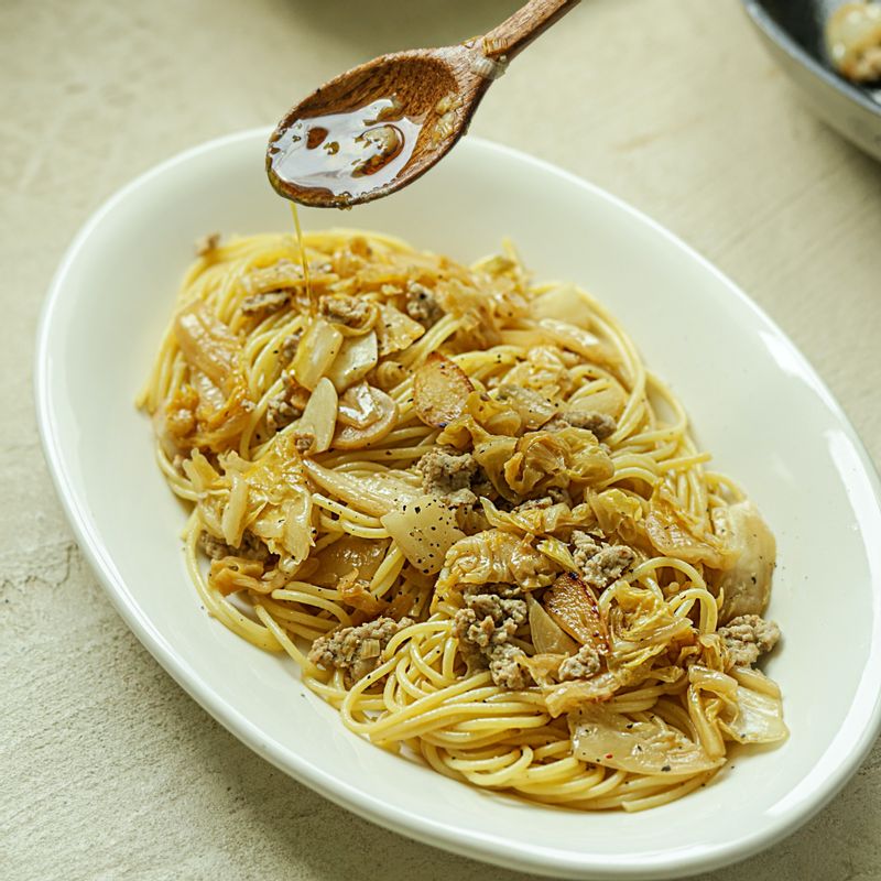 완성된 파스타를 그릇에 담아 들기름을 두른 후 맛있게 즐겨주세요.
(tip. 기호에 따라 달걀노른자와 다진 청양고추를 곁들여도 좋아요)