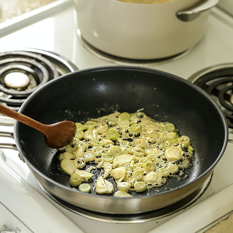 팬에 들기름 2큰술을 두르고 마늘과 대파를 넣어 향을 낸 후 다진 돼지고기를 넣고 볶아주세요.