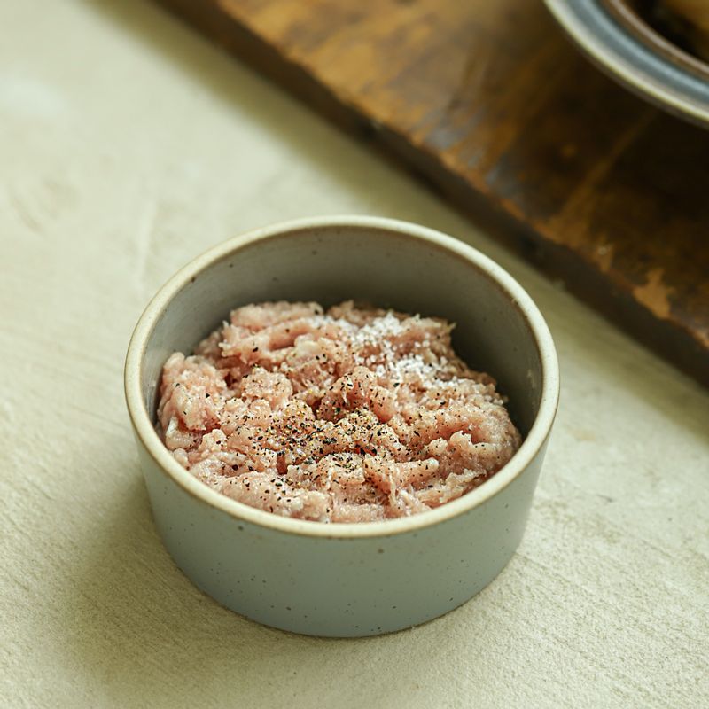 다진 돼지고기는 맛술과 소금 후춧가루를 뿌려 밑간을 해주세요.